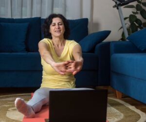 Kvinde træner power yoga